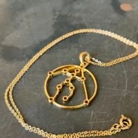 013 – PINGENTE ADEN COM GARGANTILHA - MAGNETIZADO DOURADO
